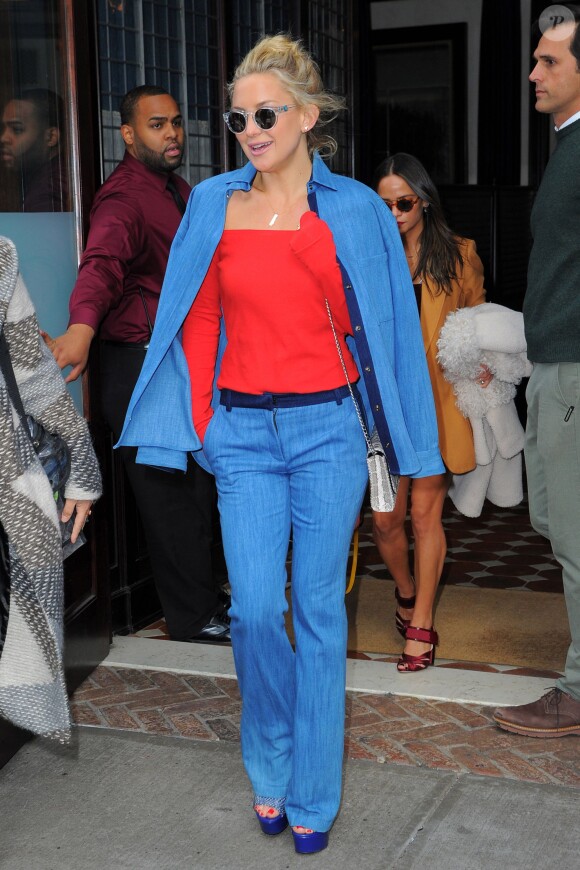 Kate Hudson surprise dans le quartier de Tribeca à New York, porte une chemise et un pantalon Atea (collection automne-hiver 2015), un top rouge et des chaussures Nicolas Kirkwood. Le 16 octobre 2015.