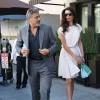 George Clooney et sa femme Amal Alamuddin Clooney, craquante dans son ensemble crème accessoirisée d'un sac Dolce & Gabbana et de sandales beiges, quittent le restaurant Palm à Beverly Hills, le 22 octobre 2015.