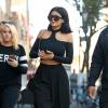 Kylie Jenner, toute de noir vêtue dans les rues de New York avec un top American Apparel, un sac (modèle Pandora Box) et des bottines Givenchy. Le 20 octobre 2015.