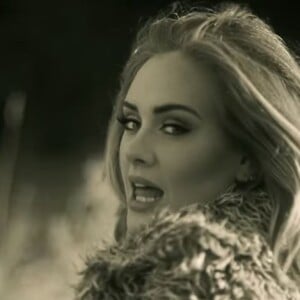 Adele dans le clip du titre Hello