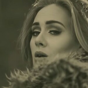 Adele dans le clip de Hello