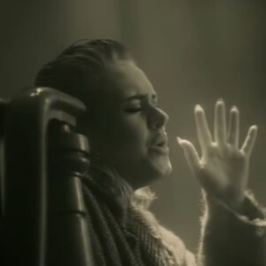 Adele dans le clip de Hello