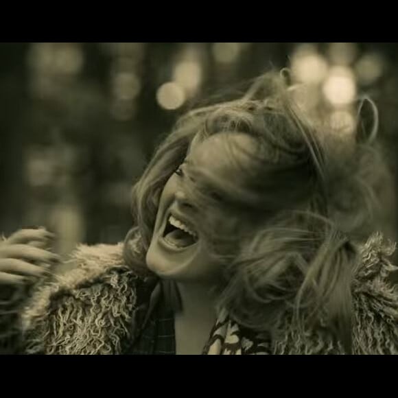Adele dans le clip de Hello