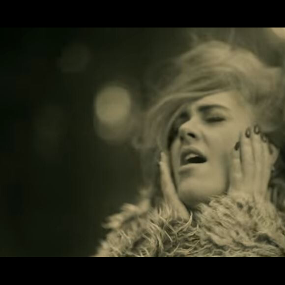 Adele dans le clip de Hello