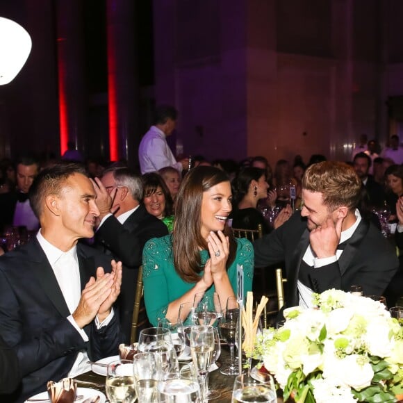 Neil Barrett, Jessica Biel, Justin Timberlake pendant la soirée Fashion Group International Night Of Stars Gala au Cipriani Wall Street à New York le 22 octobre 2015.