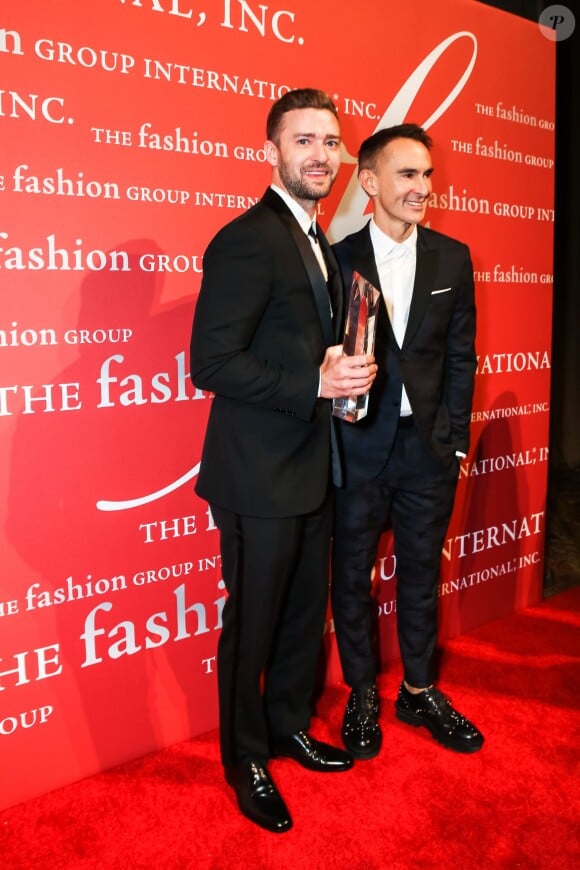 Justin Timberlake et Neil Barrett pendant la soirée Fashion Group International Night Of Stars Gala au Cipriani Wall Street à New York le 22 octobre 2015.