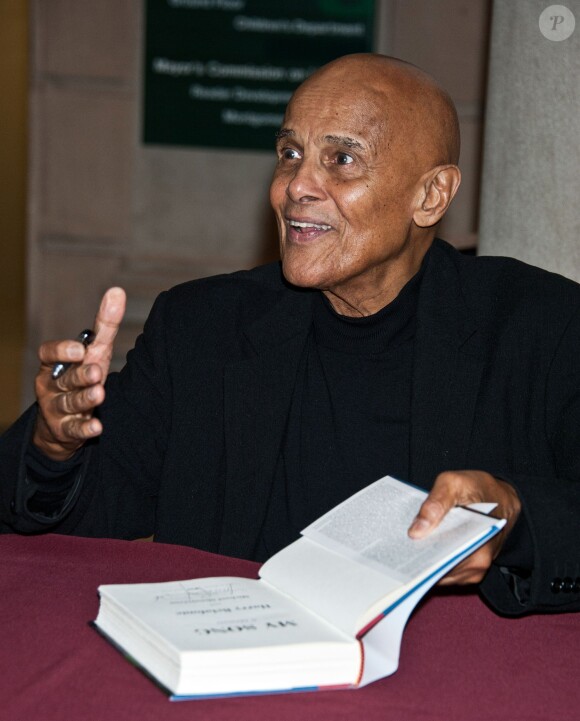 Harry Belafonte dédicaçant, en 2011 à Philadelphie, son livre My Song: A Memoir