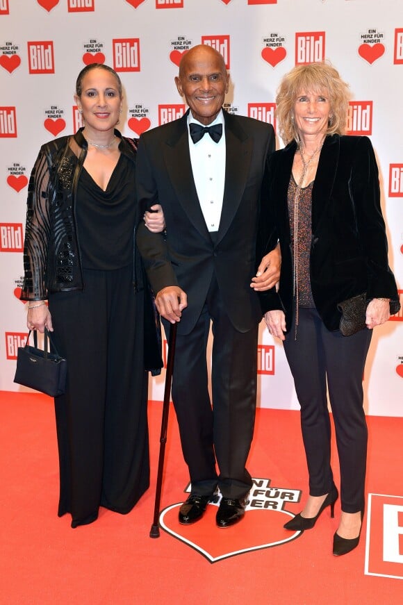 Harry Belafonte avec sa femme Julie Robinson-Belafonte et sa fille Gina au gala "Ein Herz für Kinder" à Berlin le 6 décembre 2014