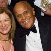 Harry Belafonte, lauréat du Jean Hersholt Humanitarian Award, avec Dawn Hudson lors des 6e Annual Governors Awards à Los Angeles le 8 novembre 2014