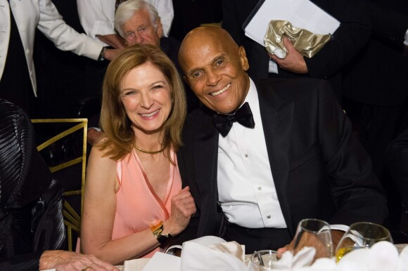 Harry Belafonte, lauréat du Jean Hersholt Humanitarian Award, avec Dawn Hudson lors des 6e Annual Governors Awards à Los Angeles le 8 novembre 2014