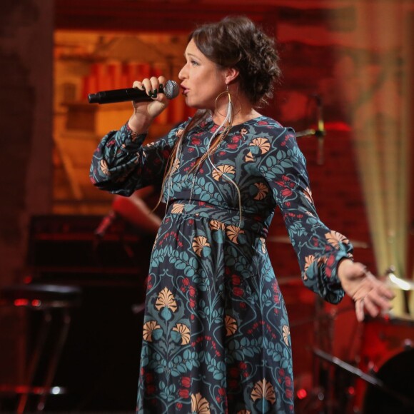 Exclusif - La chanteuse Natasha St-Pier, enceinte, lors de l'enregistrement de l'émission "Du côté de chez Dave" à La Plaine Saint Denis, le mardi 20 octobre 2015. Diffusion sur France 3 le dimanche 25 octobre 2015.