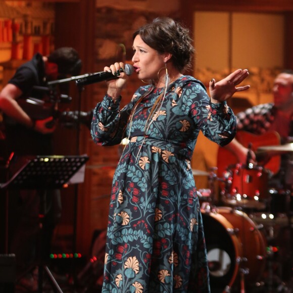 Exclusif - La chanteuse Natasha St-Pier, enceinte, lors de l'enregistrement de l'émission "Du côté de chez Dave" à La Plaine Saint Denis, le mardi 20 octobre 2015. Diffusion sur France 3 le dimanche 25 octobre 2015.