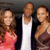 Rihanna lors du lancement de son premier album en compagnie de son producteur et mentor Jay-Z et de Beyoncé en juin 2005 -