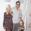 Tori Spelling avec son mari Dean McDermott et leur fille Stellac - 26e soirée caritative "The Elizabeth Glaser Pediatric AIDS" à Los Angeles, le 25 octobre 2015