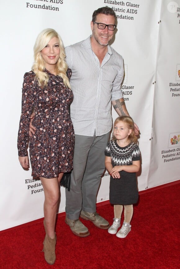 Tori Spelling avec son mari Dean McDermott et leur fille Stellac - 26e soirée caritative "The Elizabeth Glaser Pediatric AIDS" à Los Angeles, le 25 octobre 2015