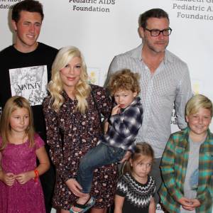 Jake Glaser (fils de Elizabeth Glaser) avec Tori Spelling, son mari Dean McDermott et leurs enfants Liam, Stella, Hattie et Finn - 26e soirée caritative "The Elizabeth Glaser Pediatric AIDS" à Los Angeles, le 25 octobre 2015