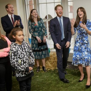 Kate Middleton, duchesse de Cambridge, le prince William et le prince Harry se sont bien amusés, le 26 octobre 2015 au siège de la BAFTA, lors d'une rencontre avec des enfants dans le cadre de The Charities Forum, un événement rassemblant une trentaine d'associations qu'ils soutiennent.