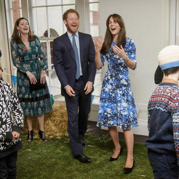 Kate Middleton, duchesse de Cambridge, le prince William et le prince Harry se sont bien amusés, le 26 octobre 2015 au siège de la BAFTA, lors d'une rencontre avec des enfants dans le cadre de The Charities Forum, un événement rassemblant une trentaine d'associations qu'ils soutiennent.