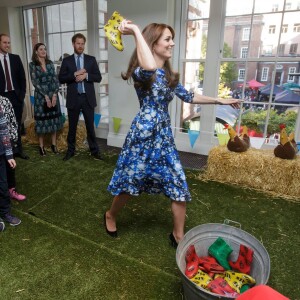 Kate Middleton, duchesse de Cambridge, le prince William et le prince Harry se sont bien amusés, le 26 octobre 2015 au siège de la BAFTA, lors d'une rencontre avec des enfants dans le cadre de The Charities Forum, un événement rassemblant une trentaine d'associations qu'ils soutiennent.