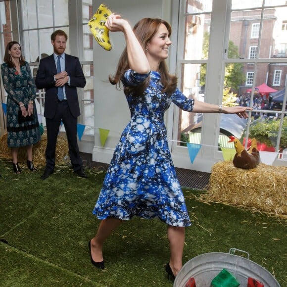 Kate Middleton, duchesse de Cambridge, le prince William et le prince Harry se sont bien amusés, le 26 octobre 2015 au siège de la BAFTA, lors d'une rencontre avec des enfants dans le cadre de The Charities Forum, un événement rassemblant une trentaine d'associations qu'ils soutiennent.