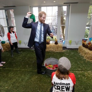 Kate Middleton, duchesse de Cambridge, le prince William et le prince Harry se sont bien amusés, le 26 octobre 2015 au siège de la BAFTA, lors d'une rencontre avec des enfants dans le cadre de The Charities Forum, un événement rassemblant une trentaine d'associations qu'ils soutiennent.