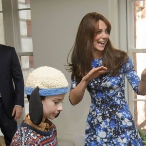 Kate Middleton, duchesse de Cambridge, le prince William et le prince Harry se sont bien amusés, le 26 octobre 2015 au siège de la BAFTA, lors d'une rencontre avec des enfants dans le cadre de The Charities Forum, un événement rassemblant une trentaine d'associations qu'ils soutiennent.