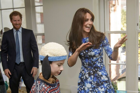 Kate Middleton, duchesse de Cambridge, le prince William et le prince Harry se sont bien amusés, le 26 octobre 2015 au siège de la BAFTA, lors d'une rencontre avec des enfants dans le cadre de The Charities Forum, un événement rassemblant une trentaine d'associations qu'ils soutiennent.