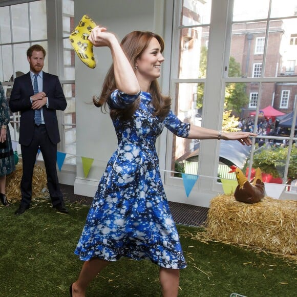 Kate Middleton, duchesse de Cambridge, le prince William et le prince Harry se sont bien amusés, le 26 octobre 2015 au siège de la BAFTA, lors d'une rencontre avec des enfants dans le cadre de The Charities Forum, un événement rassemblant une trentaine d'associations qu'ils soutiennent.