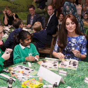 Kate Middleton, duchesse de Cambridge, le prince William et le prince Harry se sont bien amusés, le 26 octobre 2015 au siège de la BAFTA, lors d'une rencontre avec des enfants dans le cadre de The Charities Forum, un événement rassemblant une trentaine d'associations qu'ils soutiennent.