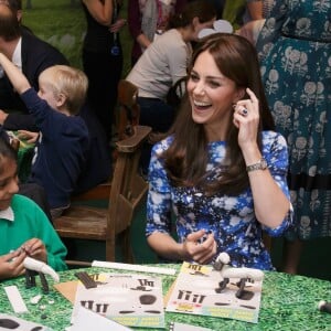 Kate Middleton, duchesse de Cambridge, le prince William et le prince Harry se sont bien amusés, le 26 octobre 2015 au siège de la BAFTA, lors d'une rencontre avec des enfants dans le cadre de The Charities Forum, un événement rassemblant une trentaine d'associations qu'ils soutiennent.