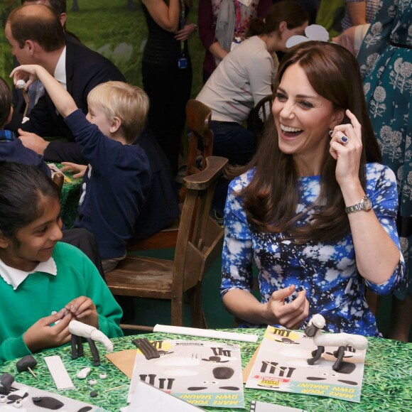 Kate Middleton, duchesse de Cambridge, le prince William et le prince Harry se sont bien amusés, le 26 octobre 2015 au siège de la BAFTA, lors d'une rencontre avec des enfants dans le cadre de The Charities Forum, un événement rassemblant une trentaine d'associations qu'ils soutiennent.