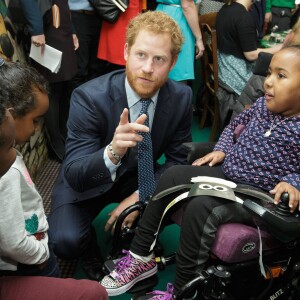 Kate Middleton, duchesse de Cambridge, le prince William et le prince Harry se sont bien amusés, le 26 octobre 2015 au siège de la BAFTA, lors d'une rencontre avec des enfants dans le cadre de The Charities Forum, un événement rassemblant une trentaine d'associations qu'ils soutiennent.