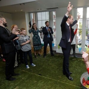 Le prince William victorieux au lancer de bottes ! Kate Middleton, duchesse de Cambridge, le prince William et le prince Harry se sont bien amusés, le 26 octobre 2015 au siège de la BAFTA, lors d'une rencontre avec des enfants dans le cadre de The Charities Forum, un événement rassemblant une trentaine d'associations qu'ils soutiennent.