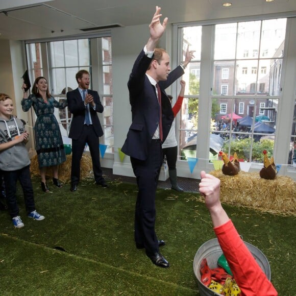 Le prince William victorieux au lancer de bottes ! Kate Middleton, duchesse de Cambridge, le prince William et le prince Harry se sont bien amusés, le 26 octobre 2015 au siège de la BAFTA, lors d'une rencontre avec des enfants dans le cadre de The Charities Forum, un événement rassemblant une trentaine d'associations qu'ils soutiennent.