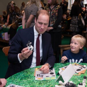 Kate Middleton, duchesse de Cambridge, le prince William et le prince Harry se sont bien amusés, le 26 octobre 2015 au siège de la BAFTA, lors d'une rencontre avec des enfants dans le cadre de The Charities Forum, un événement rassemblant une trentaine d'associations qu'ils soutiennent.