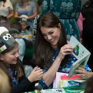 Kate Middleton, duchesse de Cambridge, le prince William et le prince Harry se sont bien amusés, le 26 octobre 2015 au siège de la BAFTA, lors d'une rencontre avec des enfants dans le cadre de The Charities Forum, un événement rassemblant une trentaine d'associations qu'ils soutiennent.