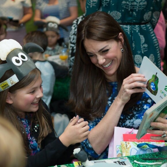 Kate Middleton, duchesse de Cambridge, le prince William et le prince Harry se sont bien amusés, le 26 octobre 2015 au siège de la BAFTA, lors d'une rencontre avec des enfants dans le cadre de The Charities Forum, un événement rassemblant une trentaine d'associations qu'ils soutiennent.