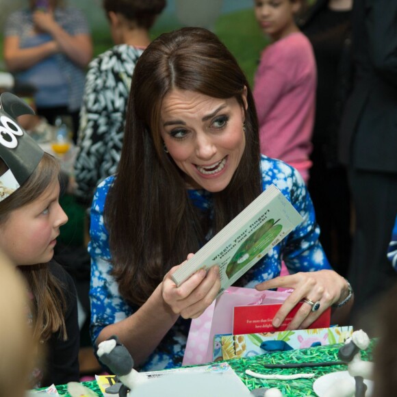 Kate Middleton, duchesse de Cambridge, le prince William et le prince Harry se sont bien amusés, le 26 octobre 2015 au siège de la BAFTA, lors d'une rencontre avec des enfants dans le cadre de The Charities Forum, un événement rassemblant une trentaine d'associations qu'ils soutiennent.