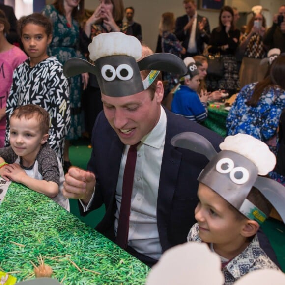 Kate Middleton, duchesse de Cambridge, le prince William et le prince Harry se sont bien amusés, le 26 octobre 2015 au siège de la BAFTA, lors d'une rencontre avec des enfants dans le cadre de The Charities Forum, un événement rassemblant une trentaine d'associations qu'ils soutiennent.