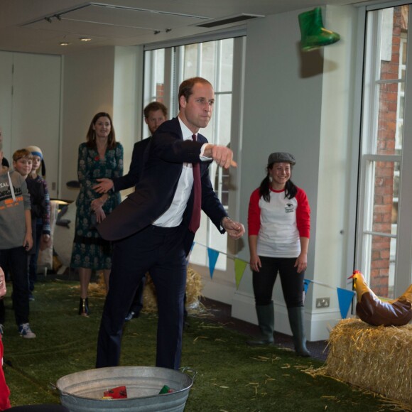 Kate Middleton, duchesse de Cambridge, le prince William et le prince Harry se sont bien amusés, le 26 octobre 2015 au siège de la BAFTA, lors d'une rencontre avec des enfants dans le cadre de The Charities Forum, un événement rassemblant une trentaine d'associations qu'ils soutiennent.