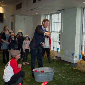 Kate Middleton, duchesse de Cambridge, le prince William et le prince Harry se sont bien amusés, le 26 octobre 2015 au siège de la BAFTA, lors d'une rencontre avec des enfants dans le cadre de The Charities Forum, un événement rassemblant une trentaine d'associations qu'ils soutiennent.