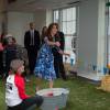 Kate Middleton, duchesse de Cambridge, en plein lancer de botte en caoutchouc, le prince William et le prince Harry se sont bien amusés, le 26 octobre 2015 au siège de la BAFTA, lors d'une rencontre avec des enfants dans le cadre de The Charities Forum, un événement rassemblant une trentaine d'associations qu'ils soutiennent.