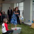 Kate Middleton, duchesse de Cambridge, en plein lancer de botte en caoutchouc, le prince William et le prince Harry se sont bien amusés, le 26 octobre 2015 au siège de la BAFTA, lors d'une rencontre avec des enfants dans le cadre de The Charities Forum, un événement rassemblant une trentaine d'associations qu'ils soutiennent.