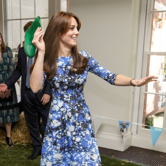 Kate Middleton, duchesse de Cambridge, le prince William et le prince Harry se sont bien amusés, le 26 octobre 2015 au siège de la BAFTA, lors d'une rencontre avec des enfants dans le cadre de The Charities Forum, un événement rassemblant une trentaine d'associations qu'ils soutiennent.