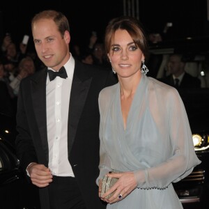 Kate Middleton, duchesse de Cambridge, somptueuse dans une robe Jenny Packham bleu pâle jouant la transparence, assistait le 26 octobre 2015 avec le prince William et le prince Harry à l'avant-première de Spectre, le nouveau James Bond, en présence de l'équipe du film, notamment Daniel Craig, Léa Seydoux et Monica Bellucci.