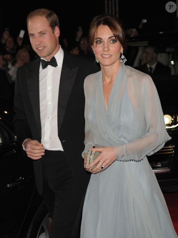 Kate Middleton, duchesse de Cambridge, somptueuse dans une robe Jenny Packham bleu pâle jouant la transparence, assistait le 26 octobre 2015 avec le prince William et le prince Harry à l'avant-première de Spectre, le nouveau James Bond, en présence de l'équipe du film, notamment Daniel Craig, Léa Seydoux et Monica Bellucci.