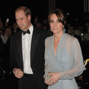 Kate Middleton, duchesse de Cambridge, somptueuse dans une robe Jenny Packham bleu pâle jouant la transparence, assistait le 26 octobre 2015 avec le prince William et le prince Harry à l'avant-première de Spectre, le nouveau James Bond, en présence de l'équipe du film, notamment Daniel Craig, Léa Seydoux et Monica Bellucci.