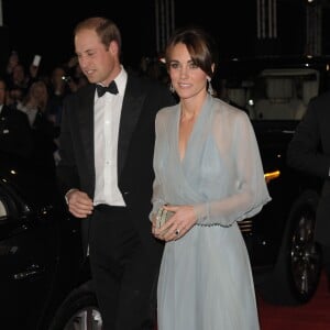 Kate Middleton, duchesse de Cambridge, somptueuse dans une robe Jenny Packham bleu pâle jouant la transparence, assistait le 26 octobre 2015 avec le prince William et le prince Harry à l'avant-première de Spectre, le nouveau James Bond, en présence de l'équipe du film, notamment Daniel Craig, Léa Seydoux et Monica Bellucci.