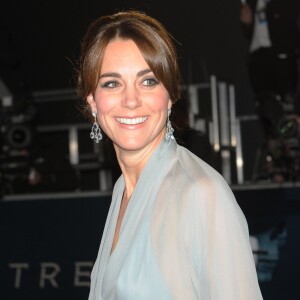 Kate Middleton, duchesse de Cambridge, somptueuse dans une robe Jenny Packham bleu pâle jouant la transparence, assistait le 26 octobre 2015 avec le prince William et le prince Harry à l'avant-première de Spectre, le nouveau James Bond, en présence de l'équipe du film, notamment Daniel Craig, Léa Seydoux et Monica Bellucci.