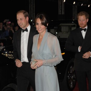 Kate Middleton, duchesse de Cambridge, somptueuse dans une robe Jenny Packham bleu pâle jouant la transparence, assistait le 26 octobre 2015 au Royal Albert Hall à Londres avec le prince William et le prince Harry à l'avant-première de Spectre, le nouveau James Bond, en présence de l'équipe du film, notamment Daniel Craig, Léa Seydoux et Monica Bellucci.